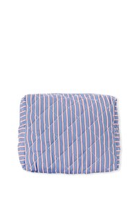 Pikowany koc w niebiesko-białym kolorze z czerwonymi paskami, ozdobiony wzorem w diamenty i miękką teksturą. Wykończone brzegi z delikatnym falbanką.