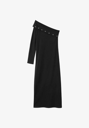 Čierne šaty s odhalenými ramenami a dlhými rukávmi, s širokým výstrihom a dekoratívnymi kovovými očkami pozdĺž ramien. Hladká textúra látky.