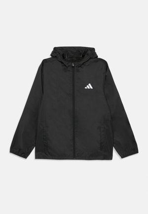 Giacca a vento nera con cappuccio, dotata di zip frontale completa e polsini elasticizzati. Logo Adidas bianco ben visibile nella zona sinistra del petto.