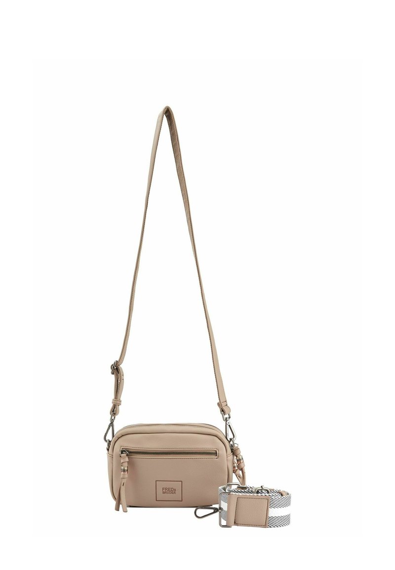 Borsa a tracolla in pelle beige con tasca anteriore con zip, tracolla regolabile e tracolla intrecciata rimovibile con dettagli in argento.