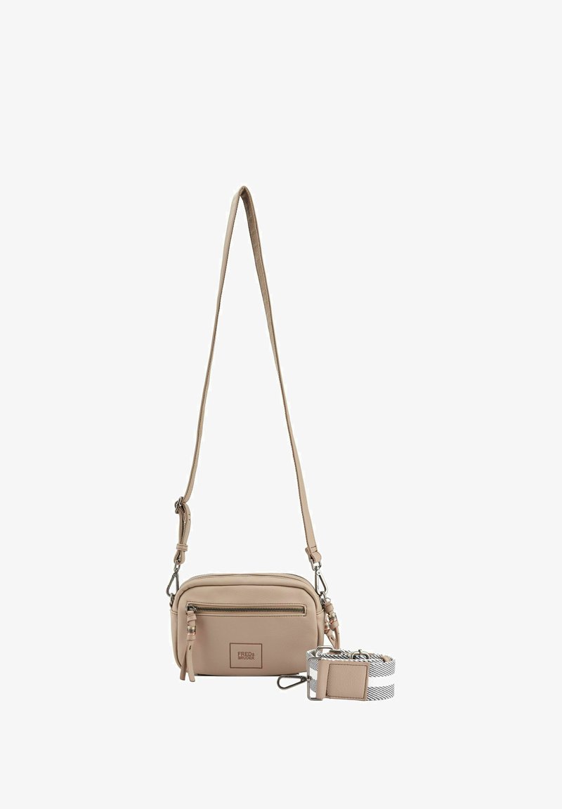Borsa a tracolla in pelle beige con tasca anteriore con zip, tracolla regolabile e tracolla intrecciata rimovibile con dettagli in argento.