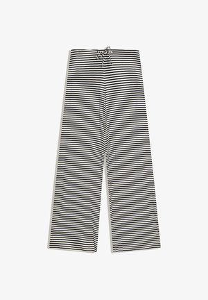 Pantaloni largi cu dungi orizontale alb-negru, talie elastică și șnur ajustabil în față.