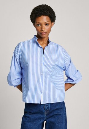 Blauw en witte gestreepte button-up shirt met een staande kraag, relaxte pasvorm en opgerolde mouwen. Zacht, glad weefsel met een casual ontwerp.