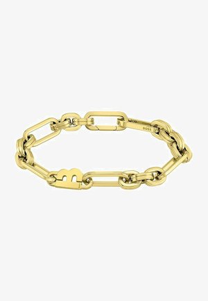 Bracciale in tonalità oro con catena caratterizzata da anelli ovali e rettangolari interconnessi, con un distintivo charm a forma di 'B' su un anello.