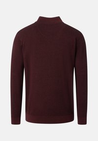 Maglione a maglia testurizzata di un rosso bordeaux scuro con maniche lunghe e collo rotondo alto, mostrato da dietro su uno sfondo neutro.