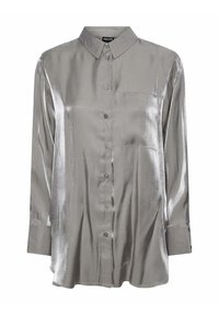 Camicia in satin grigia con maniche lunghe, chiusura con bottoni, colletto a punta, taschino sul petto e texture lucida e sottile.