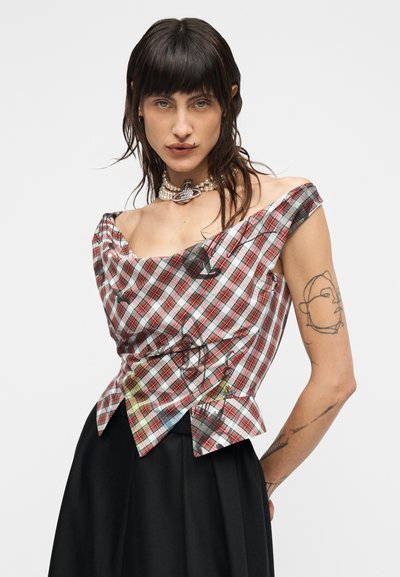 Τοπ με ανοιχτούς ώμους σε κόκκινο, πράσινο και λευκό καρό σχέδιο με σχεδίαση draped, που συνοδεύεται από μαύρη φούστα και κεντημένες λεπτομέρειες.