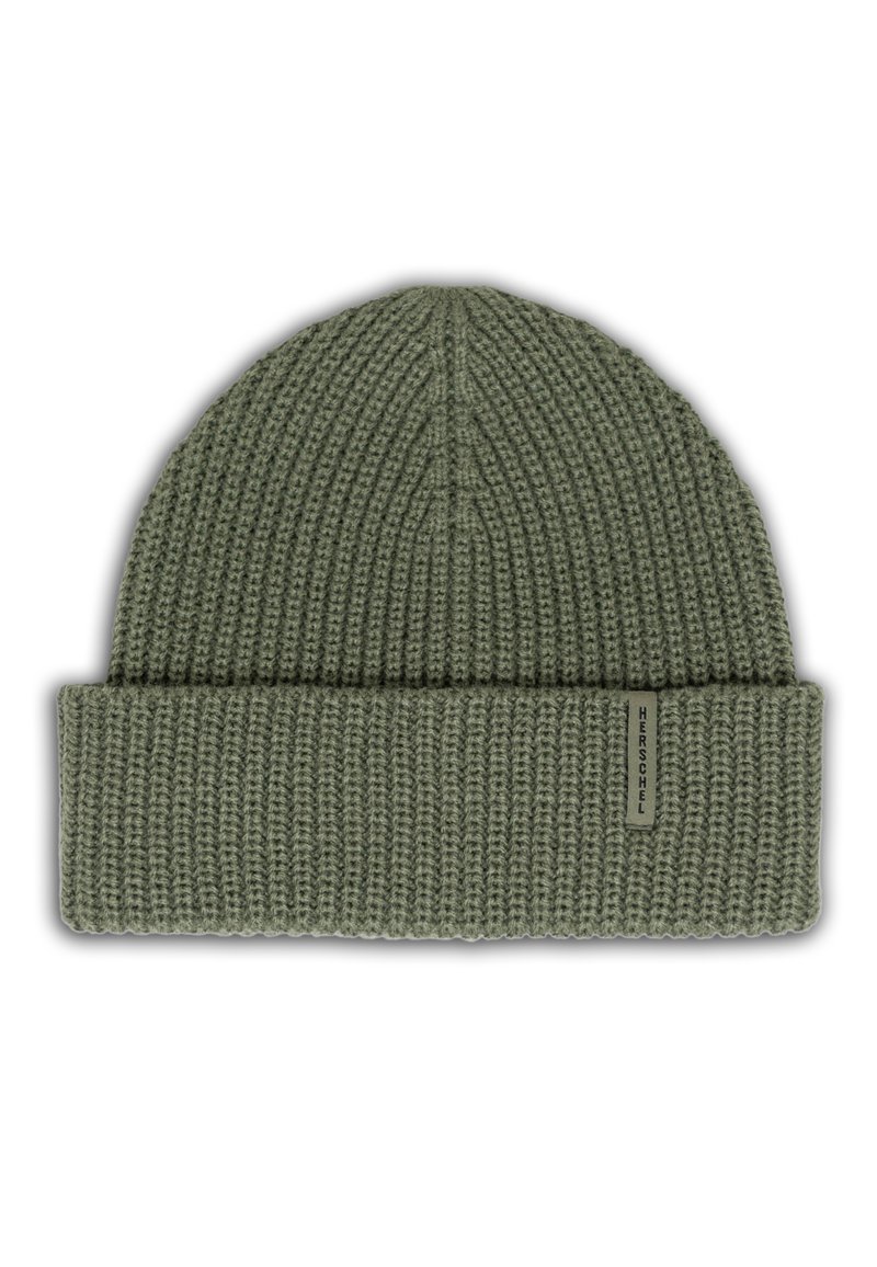 Olivengrøn strikket beanie-hat med en foldet kant, der har et lille mærke med brandnavnet på siden. Tekstureret overflade.