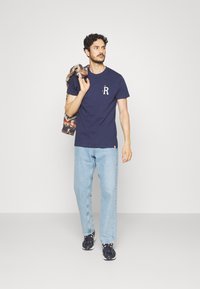REVOLUTION REGULAR FIT WITH CHEST EMBROIDERY - T-shirt print - navy