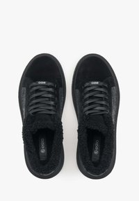 Baskets noires avec une tige en daim et en tissu texturé, dotées d'une doublure intérieure en peluche, de lacets noirs et d'une semelle en caoutchouc.