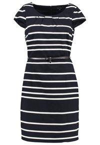 Robe bleu marine longueur genou avec des rayures horizontales blanches, manches courtes, encolure ronde et une fine ceinture noire à la taille.
