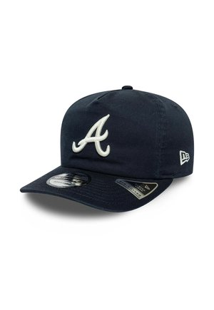 Dunkelmarineblaue Baseballkappe mit weißem Schriftzug A-Logo vorne und New Era Logo an der Seite, mit gebogenem Schirm und einem Größenanpassungsaufkleber oben.