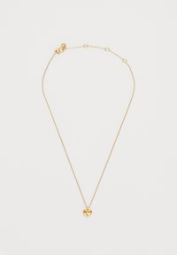 Collana in tono dorato con una delicata catena e un pendente a forma di cuore che presenta un piccolo intaglio al centro. La catena ha lunghezza regolabile.