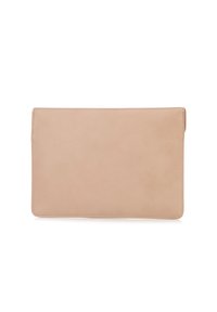 Beige Leder-Clutch mit glatter Textur, rechteckiger Form und klaren Linien. Minimalistisches Design ohne sichtbare Hardware oder Akzente.