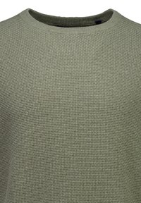 Grüner Strickpullover mit einem feinen Texturmuster und einem runden Rundhalsausschnitt.