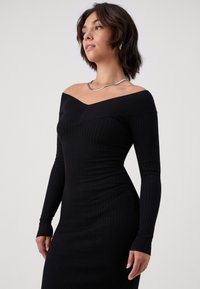 Even&Odd Petite Vabalt langev kleit - black