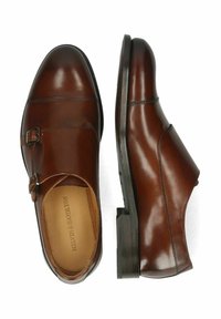 Scarpe eleganti in pelle marrone con una finitura liscia, dettagli a doppia fibbia, punta rotonda e un robusto tacco nero. L'interno presenta un marchio impresso.
