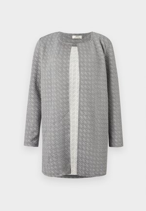 Γκρι ζακέτα μακρυμάνικη με ανοιχτό μπροστινό μέρος, διακοσμημένη με υφασμένο ζιγκ-ζαγκ μοτίβο και λευκή εσωτερική επένδυση, παρουσιάζεται σε απλό ανοιχτό φόντο.