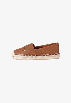 Espadrille plate en cuir marron avec logo brodé en or sur le dessus et semelle en corde tressée, vue de profil sur fond blanc.