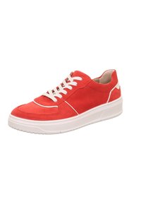 Rote Wildleder-Sneaker mit weißen Schnürsenkeln, einer dicken weißen Sohle und einer runden Zehenpartie. Überwiegend mit Ziernähten und einem gepolsterten Kragen versehen.