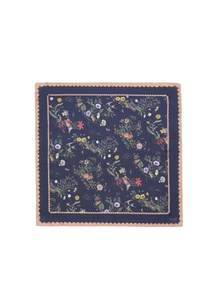 Foulard carré bleu foncé avec bordure beige festonnée, décoré de fleurs colorées, d’oiseaux, de lapins et d’insectes dans un motif dispersé.