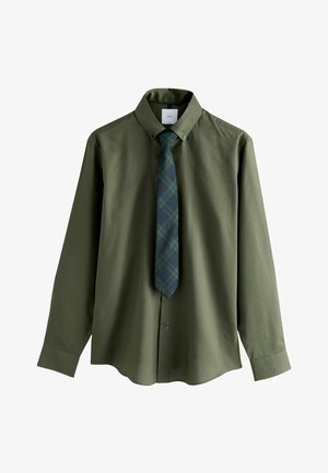 Olive roheline pika varrukaga särk, millel on nööpidega kaelus ja sobiv ruuduline lips, millel on tumedat sinist, roheline ja valge mustrid.