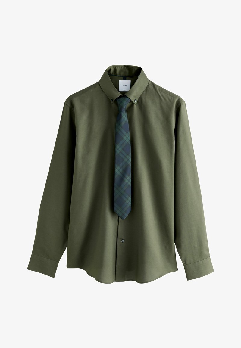 Cămașă verde măslinie cu mâneci lungi, cu guler cu nasturi și o cravată asortată cu model tartan în nuanțe de albastru închis, verde și alb.