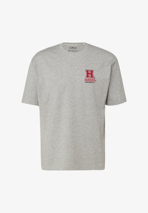 Graues T-Shirt mit kurzen Ärmeln, rotem und schwarzem Harvard University-Logo auf der linken Brustseite und rundem Ausschnitt.