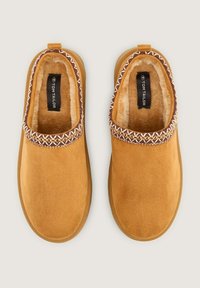 TOM TAILOR LICENCE - Chaussons - cognac