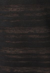 Tejido negro texturizado con rayas horizontales de color marrón oscuro, que presenta un aspecto suave y tejido y un sutil brillo en diferentes grosores.