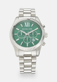 Silberne Michael Kors Metallarmbanduhr mit grünem Zifferblatt, römischer Ziffer XII, drei Hilfszifferblättern, Datumsfenster und silbernem Gliederarmband.