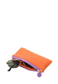 Pomarańczowe etui na okulary przeciwsłoneczne z fioletowym zamkiem błyskawicznym, z wytłaczanym detalem na przodzie, a w środku częściowo widoczne okulary przeciwsłoneczne.