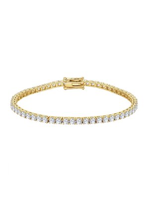 Guld tennisarmbånd med en enkelt række af runde klare diamanter og en sikker lås på hvid baggrund.