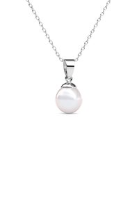 Collana in argento con un pendente singolo a forma di perla bianca rotonda. La perla è liscia, lucida e ha un diametro di circa 1 cm.