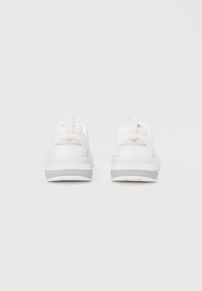 Λευκά sneakers με υφασμένο επάνω μέρος, επενδεδυμένο κολάρο και γκρι σόλα. Διαθέτουν θηλιά στην φτέρνα και μίνιμαλ σχεδιαστικά στοιχεία.