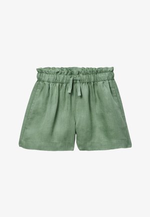 Short en lin vert avec taille élastiquée à volants et cordon, avec poches latérales et ourlets droits.