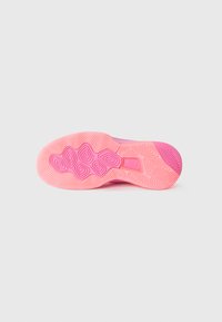 Sål i pink med en struktureret gummioverflade, der har et bølge-mønster og forhøjede hexagonale detaljer for greb og trækkraft.