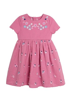 Vestido de algodón rosa con mangas cortas, cuerpo acanalado y falda con volantes que presenta bordado floral en azul claro, rosa y azul oscuro.