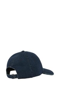 Cappellino da baseball in denim blu scuro, con visiera curvata, design a sei pannelli, cinturino regolabile sul retro e un dettaglio di cucitura sottile.