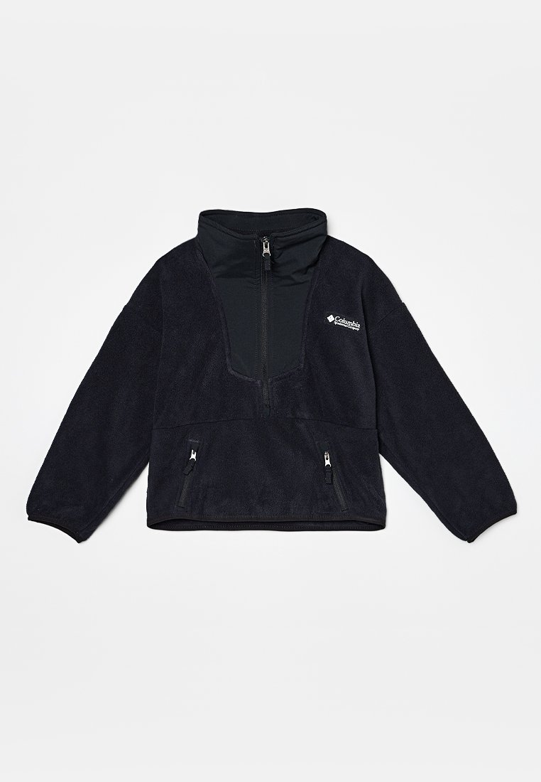 Sudadera de forro polar negra con cuello alto, cremallera frontal de medio largo, dos bolsillos laterales con cremallera y un logo en el lado izquierdo del pecho. Textura suave, ajuste holgado.