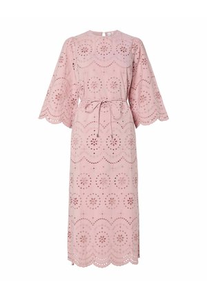 Różowa sukienka z okrągłym dekoltem, dzwonowymi rękawami, kwiatowym wzorem z wycięciami, falbaniastym dołem i związaną w talii tasiemką. Wykonana z teksturowanej tkaniny.