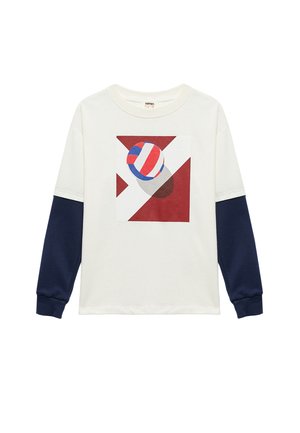 Witte longsleeve t-shirt met marineblauwe mouwen, voorzien van een kleurrijke geometrische print van een bal in rood, blauw en wit aan de voorkant.