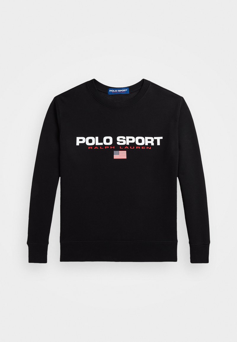 Melnas kokvilnas sporta krekls ar garām piedurknēm, ribotām aprocēm un apaļu kakla izgriezumu. Priekšpusē ir uzraksts "POLO SPORT" treknajiem burtiem un Amerikas karoga grafika.