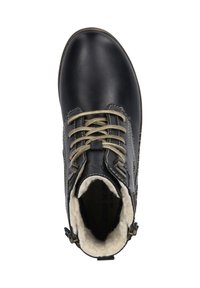 Černá kožená kotníková bota s gumovou podrážkou, textilním podšívkou, béžovými tkaničkami a kovovými akcenty po straně. Obsahuje měkký vnitřek.