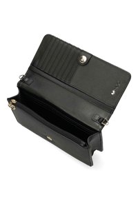 Portafoglio in pelle nera con più scomparti per carte, compartimento con zip, chiusura a scatto e dettaglio del logo metallico. Texture liscia e forma rettangolare.