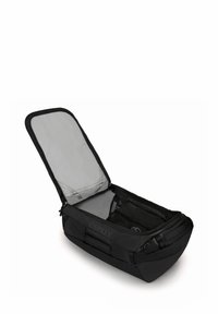 Schwarzer Duffle Bag mit offenem Oberteil. Hergestellt aus strapazierfähigem Stoff, mit Reißverschlüssen, inneren Netzfächern und einem Logo an der Seite.