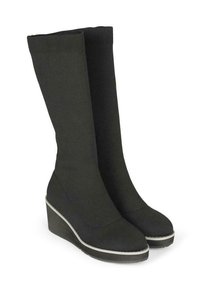 Botas negras hasta la rodilla con un upper de punto, tacón cuña, punta redondeada y una banda de acento blanca alrededor de la suela. Textura suave en toda la bota.