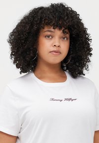 Tommy Hilfiger Curve CLASSIC SCRIPT TEE - T-shirt con stampa - ecru