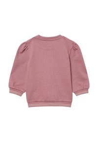Różowy, lekki sweatshirt z bufkami na rękawach, ściągaczami i teksturowanym materiałem. Kontrastowe paski na mankietach i dolnym brzegu.