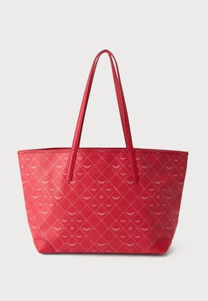 Κόκκινη τσάντα ώμου με μακριά χερούλια, με διακριτικό διαμαντένιο σχέδιο και στρογγυλεμένες γωνίες σε απλό φόντο.